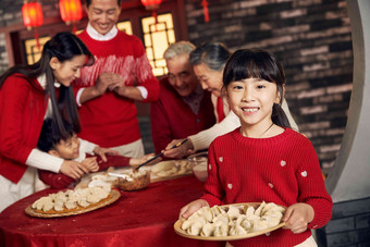 幸福家庭饺子女孩半身像6多岁场景