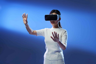 戴VR眼镜女士网络空间3D眼镜互联网写实照片