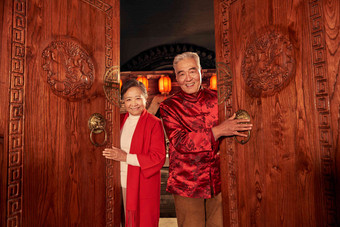 老年夫妇新年灯笼中国人摄影