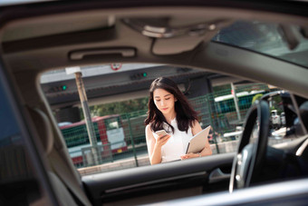 漂亮的青年女人走向汽车