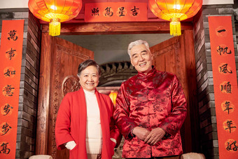 老年夫妇新年灯笼亚洲传统节日写实拍摄