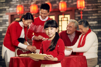 幸福家庭饺子女人水平构图中国文化高质量影相