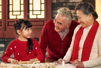 幸福家庭饺子男人生活方式温馨写实图片