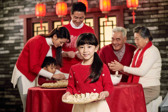 幸福家庭饺子过年中式庭院中国