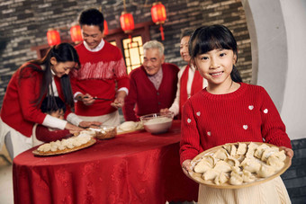 幸福家庭饺子男孩彩色图片新年前夕氛围素材