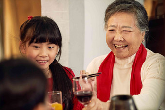 幸福家庭彩色图片老年女人家庭生活氛围图片