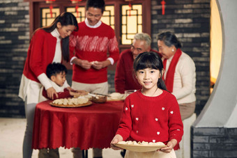 幸福家庭饺子过年青年女人新年