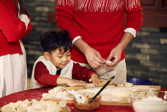 幸福家庭饺子青年人水平构图红色