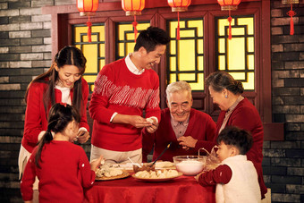 幸福家庭饺子过年灯光年夜饭高端摄影