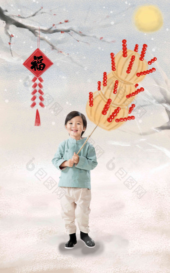 小男孩举着冰糖葫芦玩耍清晰照片