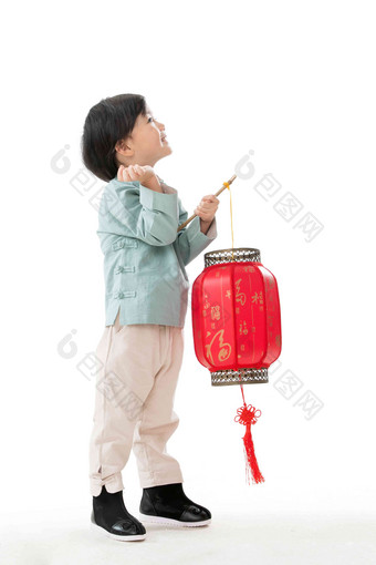 一个小男孩手提红色灯笼庆祝新年东亚写实拍摄