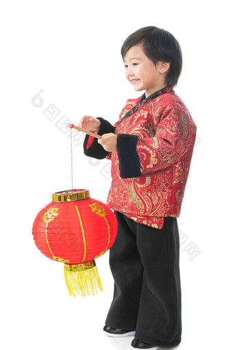 一个小男孩手提红色灯笼庆祝新年祝福写实照片