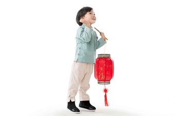 一个小男孩手提红色灯笼庆祝新年欢乐高端图片