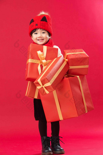 小男孩抱着礼物嬉戏的高质量影相