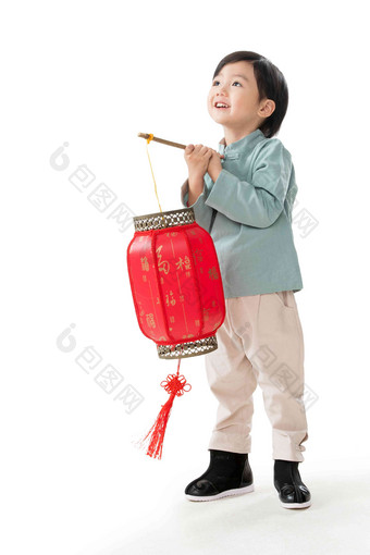 一个小男孩手提红色灯笼庆祝新年童年高端摄影