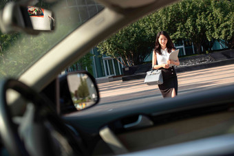 优雅的青年女人走向汽车