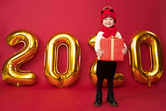 可爱的小男孩拿着新年礼物中国文化清晰拍摄