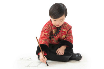 可爱的小男孩坐在地上画画