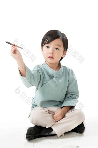 可爱的小男孩坐在地上用<strong>毛笔</strong>写字
