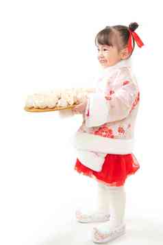 过新年的小女孩拿着饺子