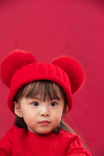 穿红衣戴红帽的可爱小女孩