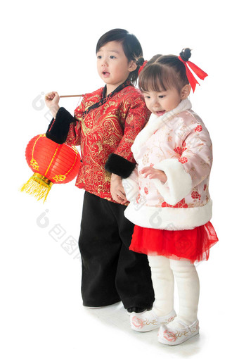 庆祝新年的两个小朋友拿着红灯笼古典风格清晰拍摄
