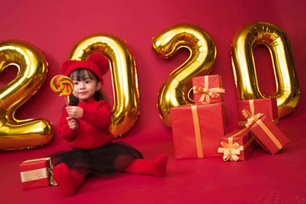 可爱的小女孩拿着棒棒糖中国文化高质量照片