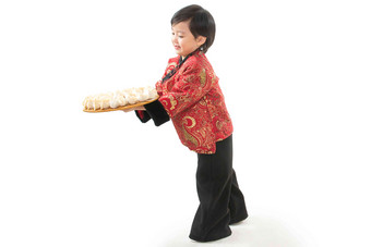 过新年的小男孩端着饺子饺子写实图片