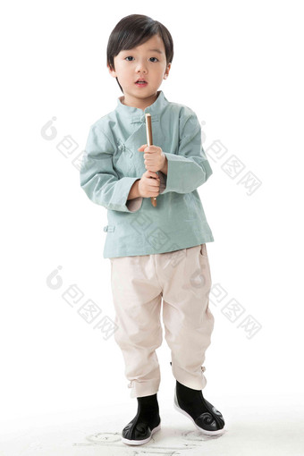 可爱的的小男孩拿着扇子玩耍玩耍场景