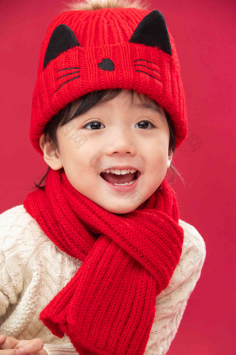 可爱的小男孩过新年红色高质量素材