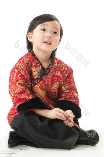 可爱的小男孩坐在地上画画中国文化高质量素材