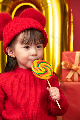 过新年的小女孩吃棒棒糖快乐高质量影相
