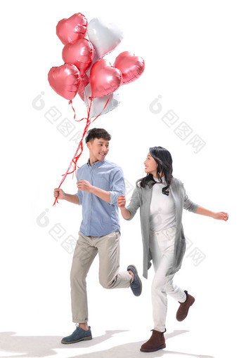 浪漫情侣拿着心形<strong>气球</strong>