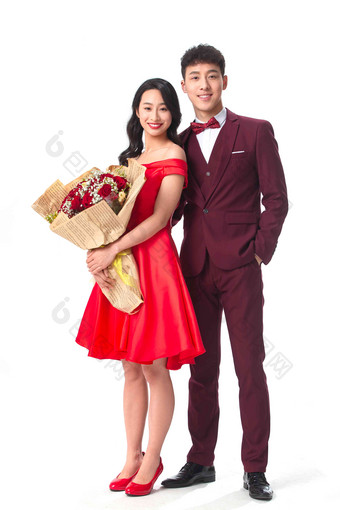 身穿红色礼服的情侣拿着玫瑰花