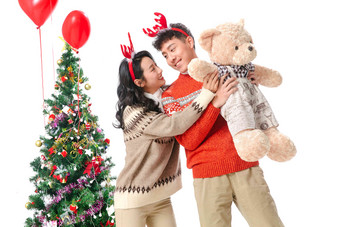 过<strong>圣诞</strong>节的青年情侣抱着玩具熊