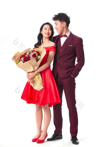 身穿红色礼服的<strong>情侣</strong>拿着玫瑰花