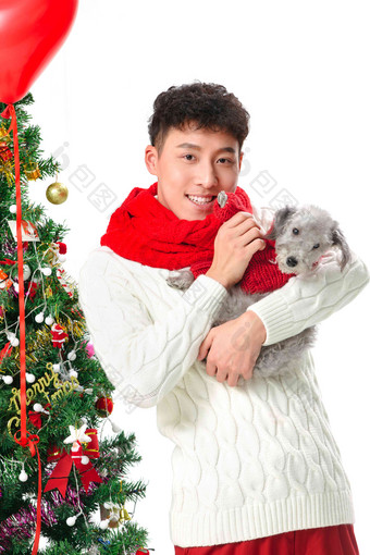 抱着宠物狗的青年男人过圣诞节