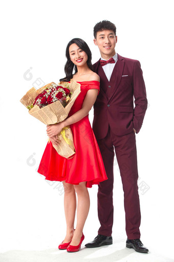 身穿红色礼服的情侣拿着玫瑰花爱清晰摄影图