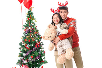 过圣诞节的青年情侣抱着玩具熊青年女人拍摄