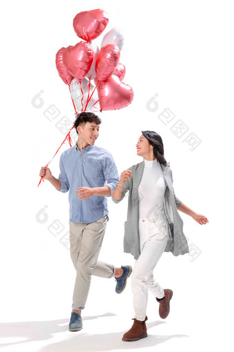 浪漫<strong>情侣</strong>拿着心形气球