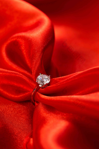 红丝绸和钻石戒指式样写实拍摄