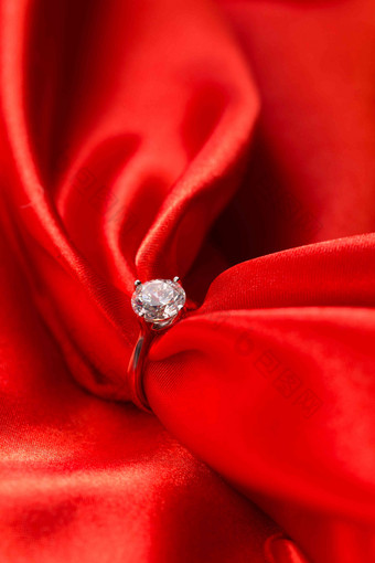红丝绸和钻石戒指缎带氛围场景