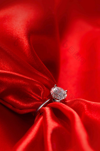 红丝绸和钻石戒指特写高端影相