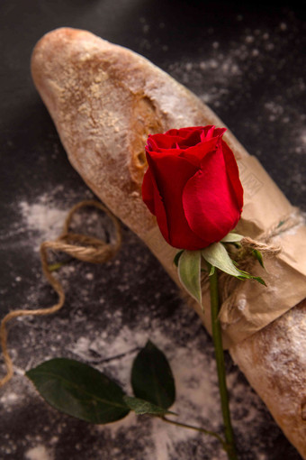 玫瑰花和面包新鲜清晰场景