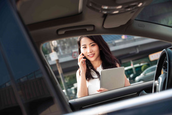 打电话的青年女人走向<strong>汽车</strong>