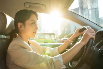 自信的青年女人开车