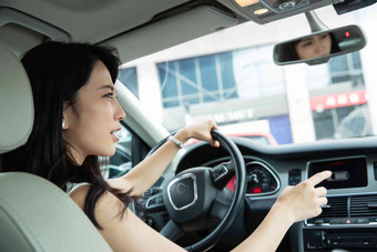 生气的青年女人开车