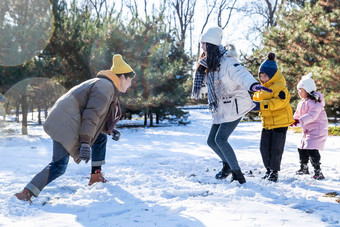 快乐的一家人在雪地里做游戏儿子影相