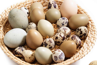 一筐鸡蛋鸭蛋鹌鹑蛋