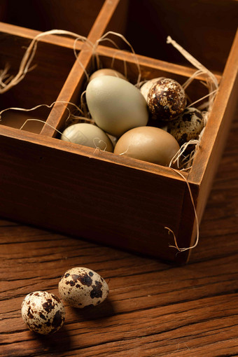 木格容器里的蛋和桌子上的鹌鹑蛋斑点高质量摄影